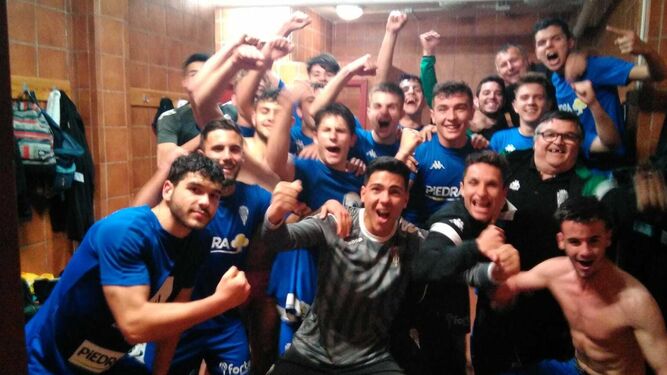 Los jugadores del Córdoba celebran su triunfo en Almería.