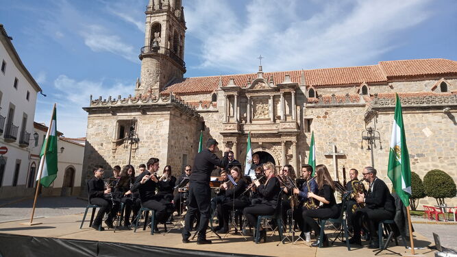 Música ante la Catedral de la Sierra, en Hinojosa del Duque.