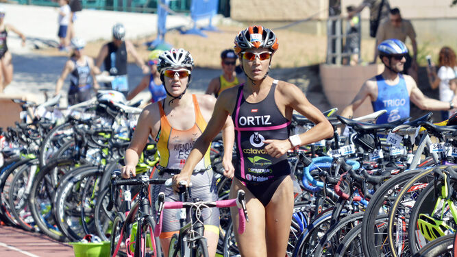 Dos atletas empiezan el tramo de bicicleta en una pasada edición del Triatlón Ciudad de Córdoba.