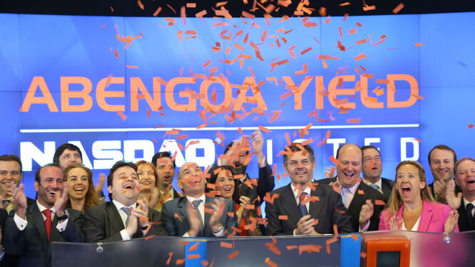 Directivos de Abengoa celebran en la bolsa de Nueva York el inicio de la cotización de su filial Abengoa Yield en 2014.