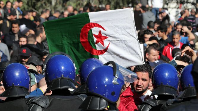 Manifestantes se enfrentan ayer a la Policía en las calles de Argel.