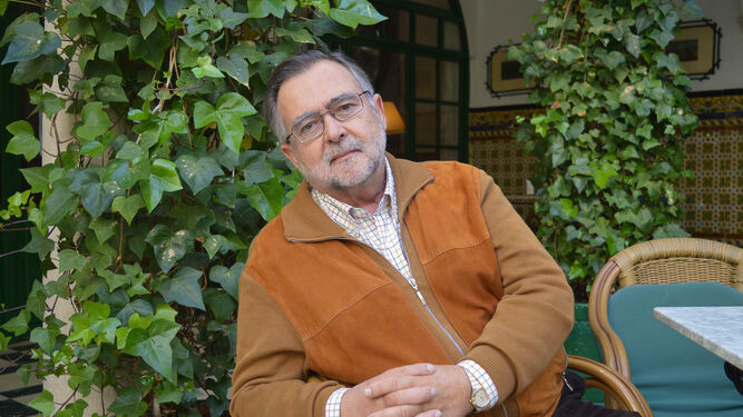 El escritor José Calvo Poyato, en el Círculo de la Amistad de Cabra