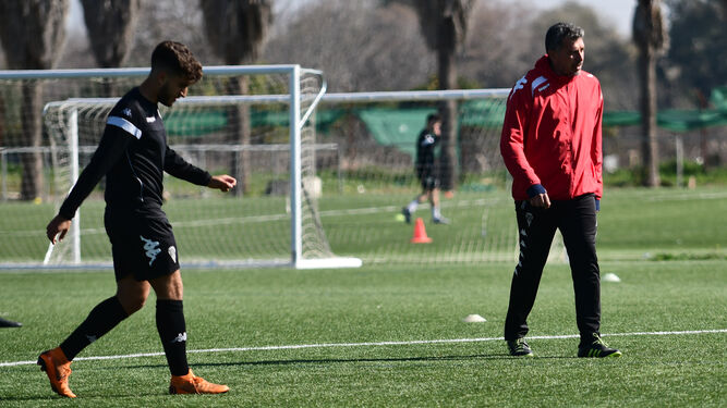 Juan Marrero dirige una sesión de entrenamiento del Córdoba B.