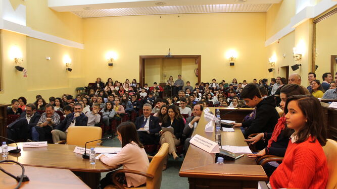 Un momento del Pleno infantil celebrado en el Ayuntamiento de Lucena