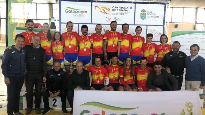 Imagen de todos los campeones en el podio, con Alfonso Cabello arriba a la izquierda.