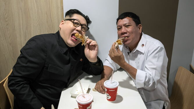 Kim Jong-un y Rodrigo Duterte comen pollo en un restaurante de Hong Kong.