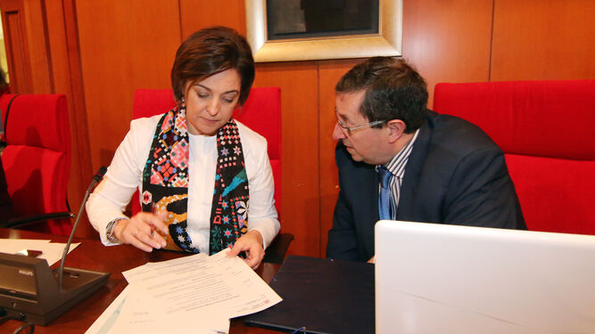 Valeriano Lavela conversa en un Pleno con la alcaldesa, Isabel Ambrosio.