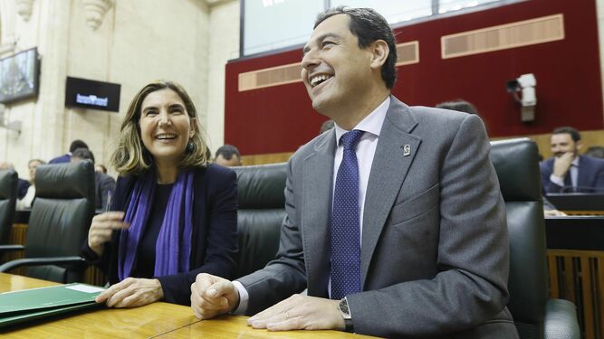 Juanma Moreno y Rocío Blanco, en el Parlamento andaluz.