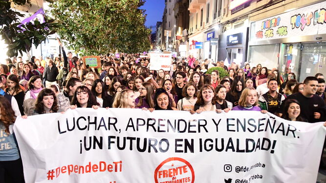 Miles de personas pasan por la calle Cruz Conde en la manifestación del 8M