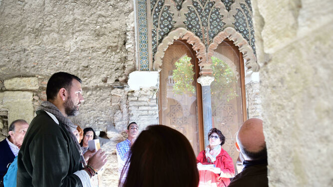 El arqueólogo explica los entresijos del edificio junto a un capitel que se considera califal.