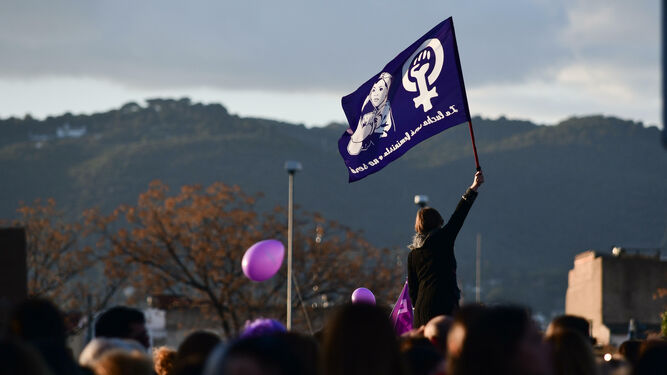 Una mujer ondea una bandera feminista en la manifestación del viernes.