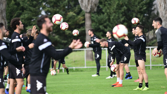 Los jugadores del Córdoba realizan un ejercicio con balón, en un entrenamiento.