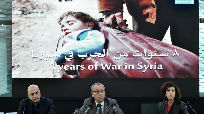 El compositor Jad Rahbani (izq), junto a representantes de Unicef, en Beirut al cumplirse ocho años de la guerra siria.
