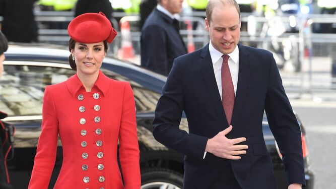 Catalina, con abrigo militar rojo, y el príncipe Guillermo.