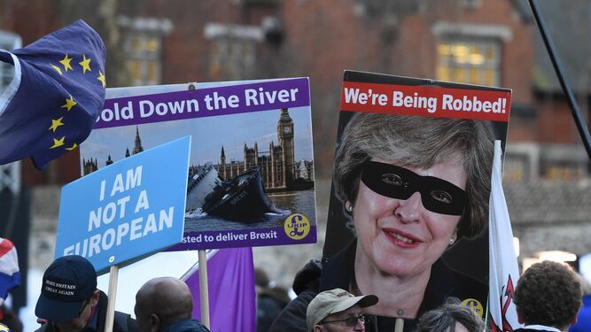 Partidarios del Brexit, frente al Parlamento británico.