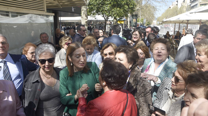 Ana Pastor saluda a un grupo de mujeres en el bulevar del Gran Capitán