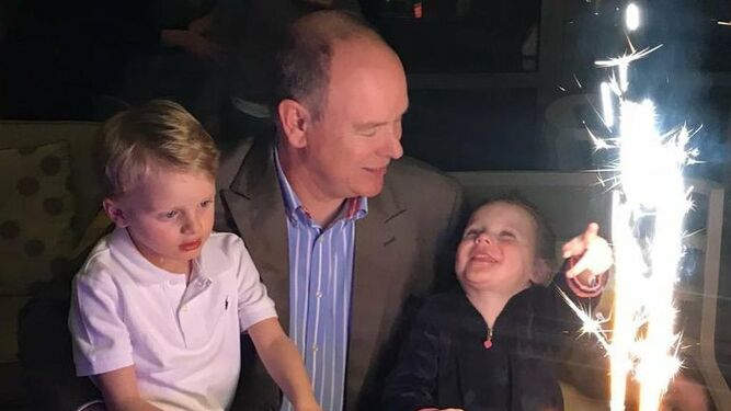 Foto celebrando su cumpleaños con sus hijos que el príncipe Alberto ha compartido en las redes.