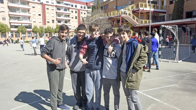 Paco Varas, con algunos de sus compañeros, en el patio del instituto Medina Azahara.