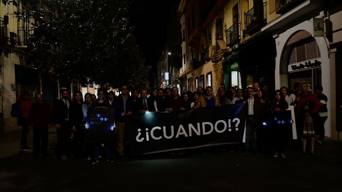 Concentración de los comerciantes de la calle Cruz Conde en protesta por la falta de iluminación