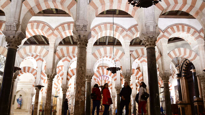 Un grupo de turistas durante una visita a la Mezquita-Catedral