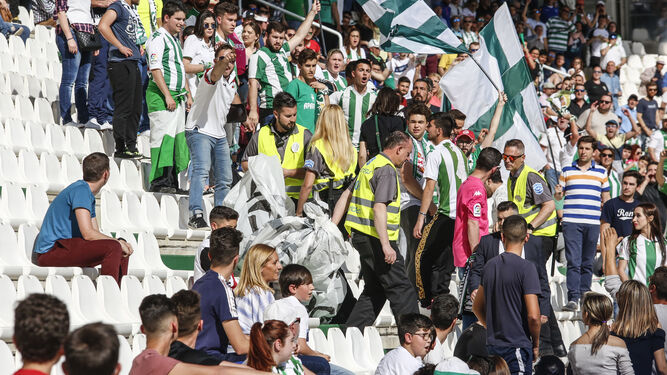 La seguridad del estadio retira a los aficionados las pancartas contra los jugadores y Jesús León.