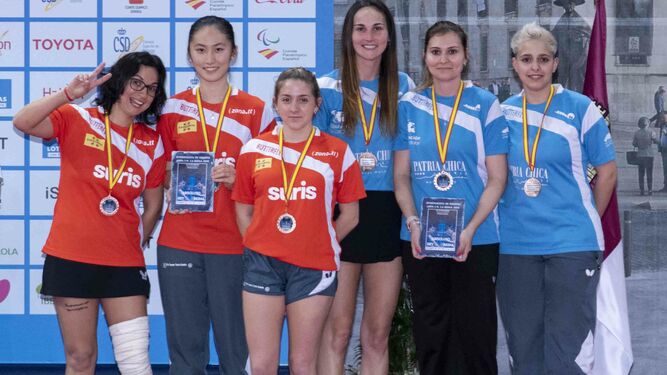 Las jugadoras del Hotel Museo Patria Chica, con las del Arteal, en el podio con su bronce.