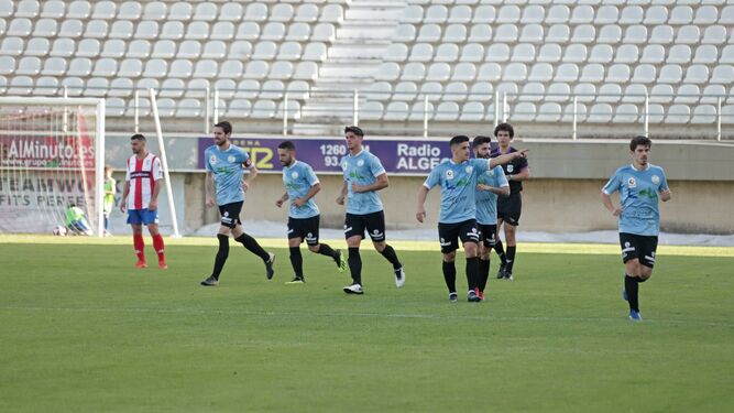 Los jugadores del Ciudad de Lucena celebran uno de sus goles ante el Algeciras.