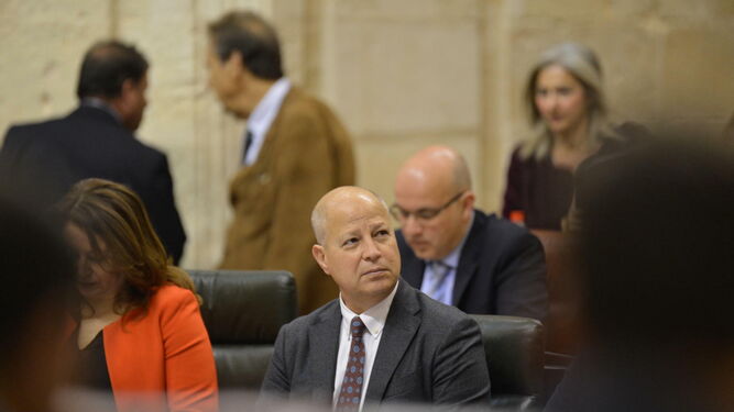 El consejero de Educación, Javier Imbroda, en el Pleno del Parlamento.