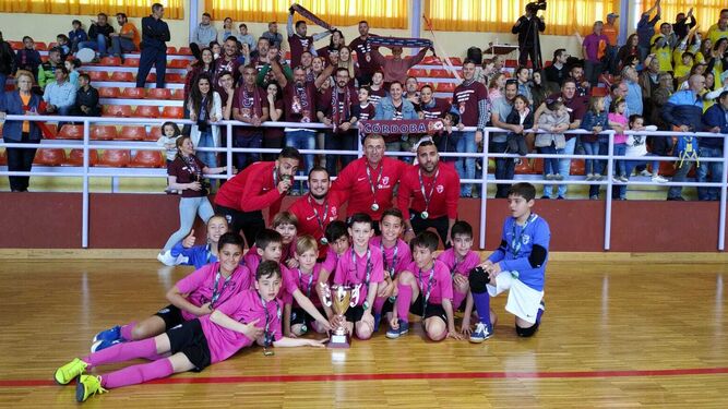 La selección de Córdoba celebra la conquista de la medalla de bronce en el Andaluz Benjamín.