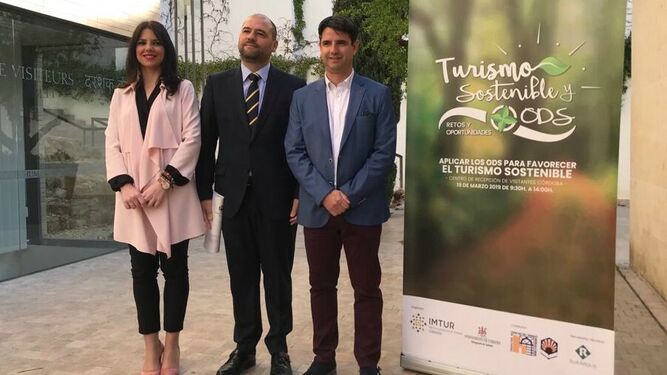 Purificación Joyera y Pedro García, en unas jornadas de turismo sostenible.