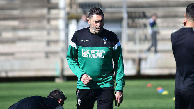 Rafa Navarro dirige un entrenamiento en la Ciudad Deportiva.
