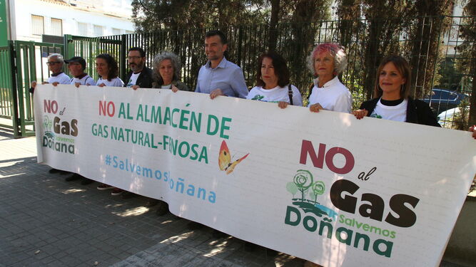 Maíllo junto a otros representantes de la Plataforma Salvemos Doñana.