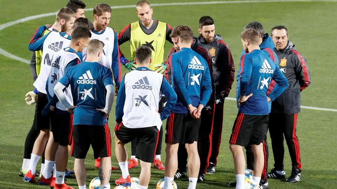 Los jugadores de la selección española entrenan en Mestalla.