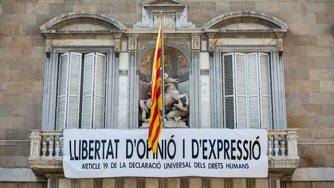 Pancarta en el Palau de la Generalitat por la "libertad de opinión y expresión"