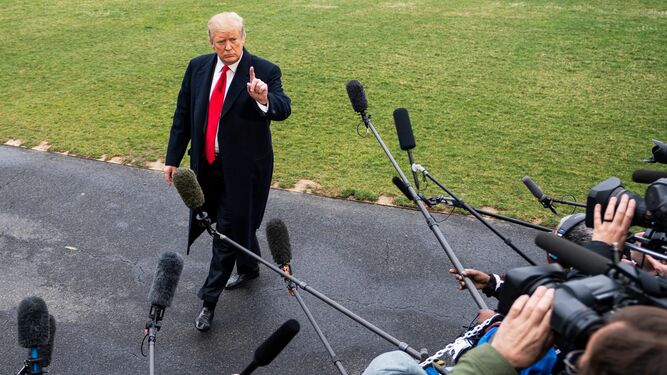 Donald Trump levanta el dedo antes de atender a la prensa en la Casa Blanca.