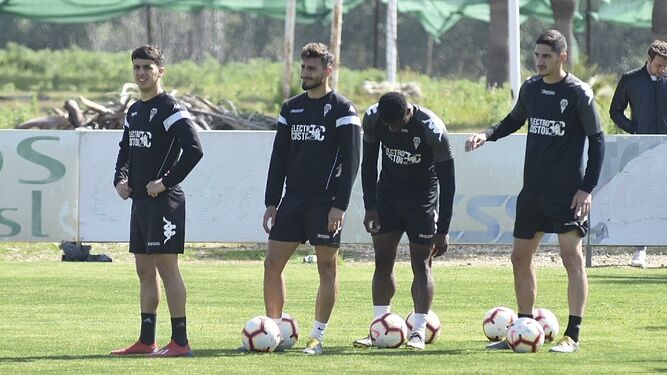 Bodiger, a la derecha, junto a Manzambi, Luis Muñoz y Aguado, en un entrenamiento.