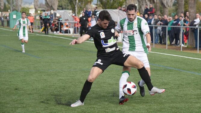 Un jugador del Ciudad de Lucena trata de quitar el balón a uno del Córdoba en el duelo de la primera vuelta.