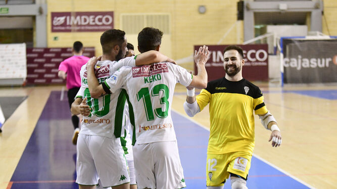 Los jugadores del Córdoba CF Futsal celebran un tanto.