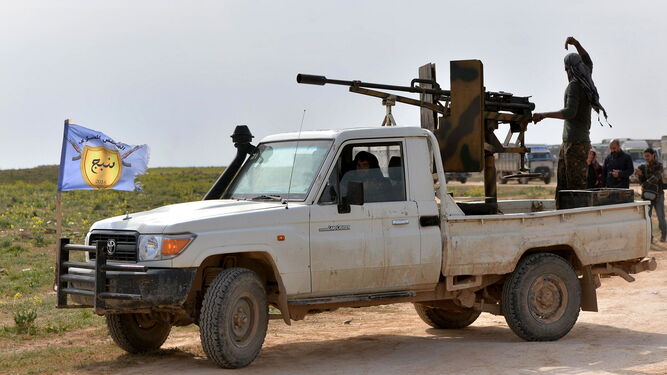 Miembros de la Fuerzas de Siria Democrática toman posiciones cerca de Al Baguz.