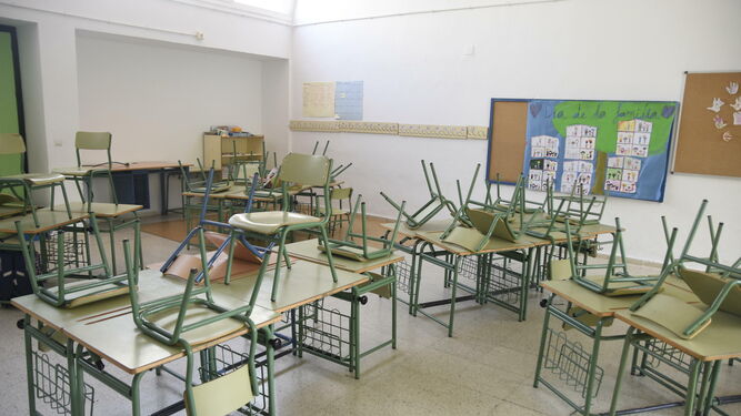 Una clase vacía en un centro educativo de la capital.