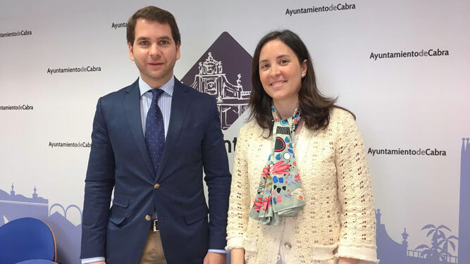 El alcalde de Cabra, Fernando Priego, y la delegada de Fomento, Cristina Casanueva.