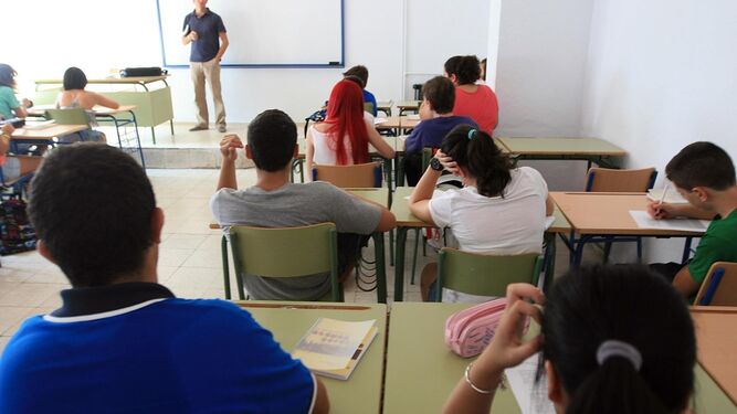 Un profesor imparte una clase en el aula de un centro de Andalucía.