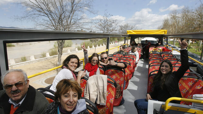 Usuarios de un bus turístico de la capital cordobesa.