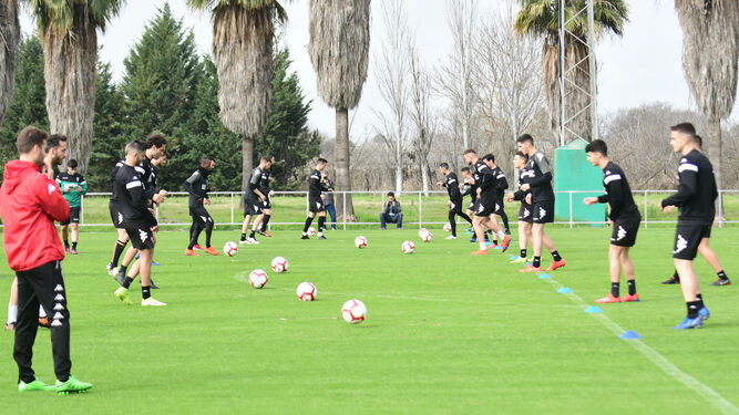 Los jugadores blanquiverdes realizan un ejercicio con balón en una sesión en la Ciudad Deportiva.