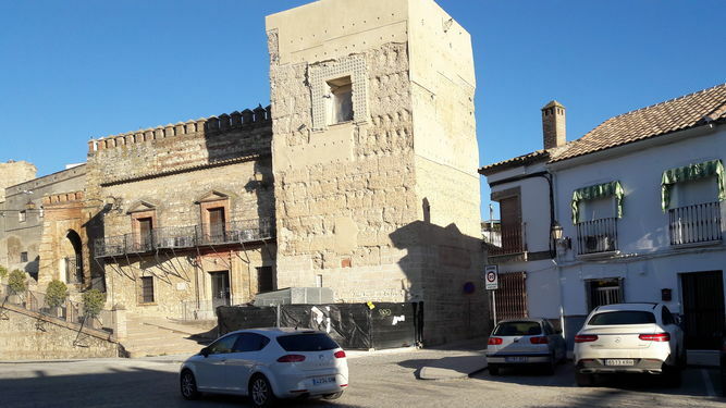Aspecto actual l de la torre del Castillo de Santaella desde la plaza Mayor.