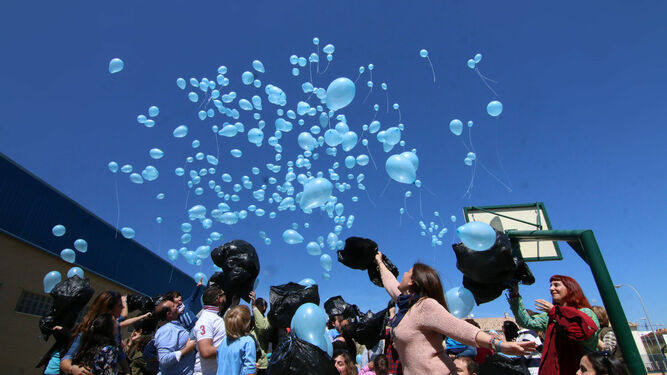 Imagen de archivo de una suelta de globos en el Día Mundial del Autismo.
