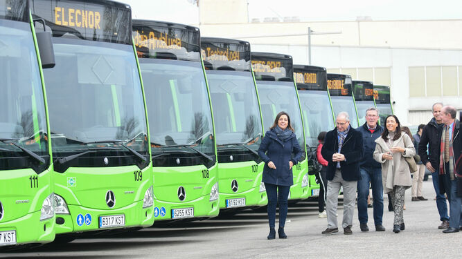 Presentación de los últimos autobuses adquiridos por Aucorsa.
