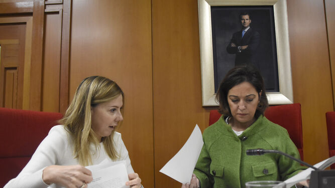 La interventora con la alcaldesa, Isabel Ambrosio, en un Pleno.