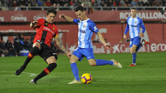 El cordobés Raíllo, jugador del Mallorca, trata de cortar el avance de Juanpi Añor.