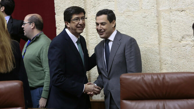 Juan Marín y Juanma Moreno se saludan en el Parlamento.